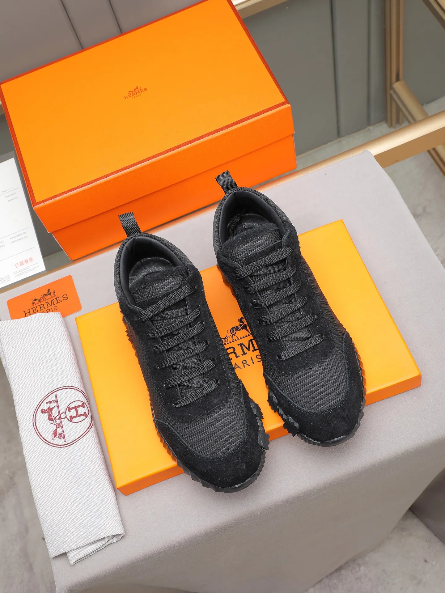 PPP460 (Hermes high-top men's shoes)🆕Men's sports shoes, decorated with textured calfskin details. Spliced ​​with original cowhide, this shoe draws inspiration from the equestrian world, integrating technical details and practical functions. Breathable sheep lining, original combination outsole, high-end quality, and every detail is perfectly combined! Size: 38-44 (45 can be customized)